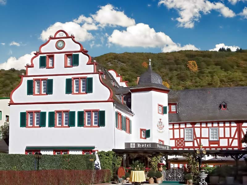 Diana Hein und Uwe Girnstein betreiben ihr Hotel im "Von der Leyen'schen Hof" aus dem späten 16. Jahrhundert. Foto: Hotel Rheingraf