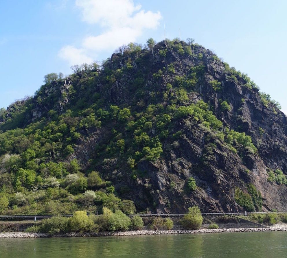 Die Loreley ragt 132 Meter über dem Rhein auf. Foto: Romantischer Rhein Tourismus / I. Klee