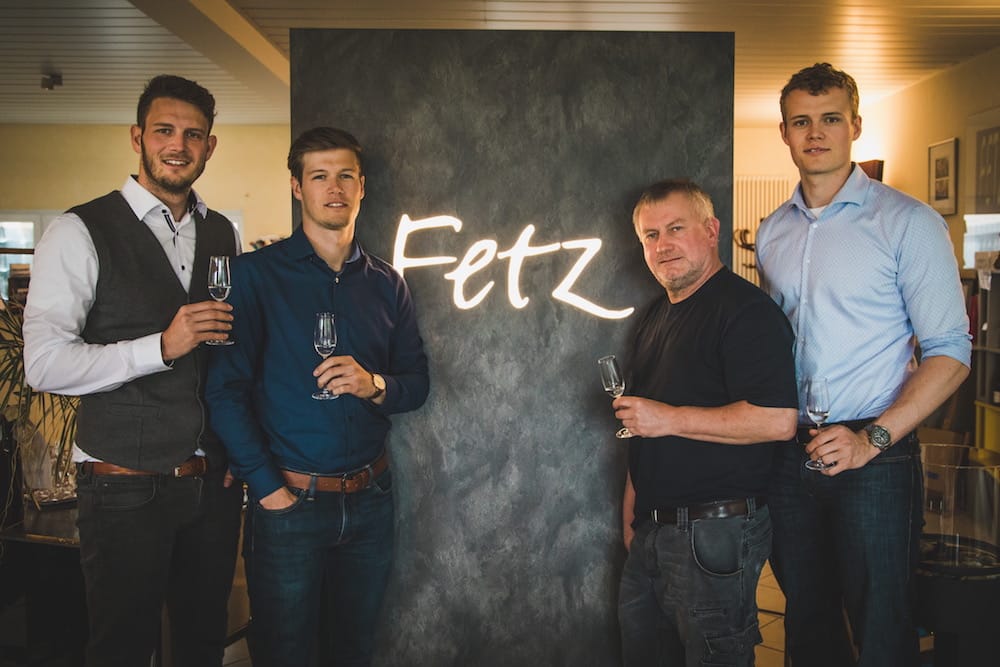 Heinz-Uwe Fetz (3.v.l.) produziert den Loredry-Gin der Brüder Stefan, Andreas und Markus Wanning. Foto: 3 Bros.