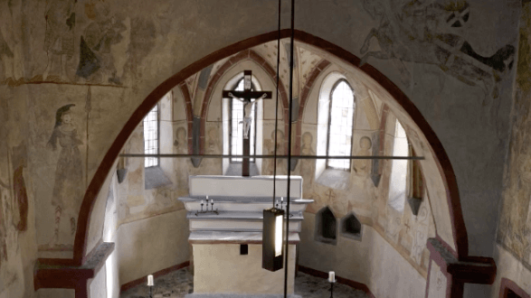 Die Peterskirche in Spay: Wandmalereien aus dem 14. Jahrhundert erzählen vom Leben und vom Glauben im Mittelalter.