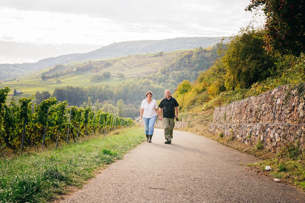 Carolin und Erik Riffel in ihren Weinbergen am Scharlachberg. Foto: Nils Weiler.