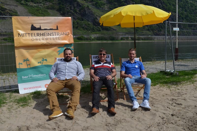 Mittelrheinstrand ist Teamarbeit: Timo Ahrens (l.) mit Kollegen.