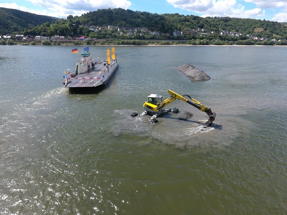Vogels Bagger mitten im Rhein. Drohnenaufnahme von Aero Capture / Maximilian Zeil.