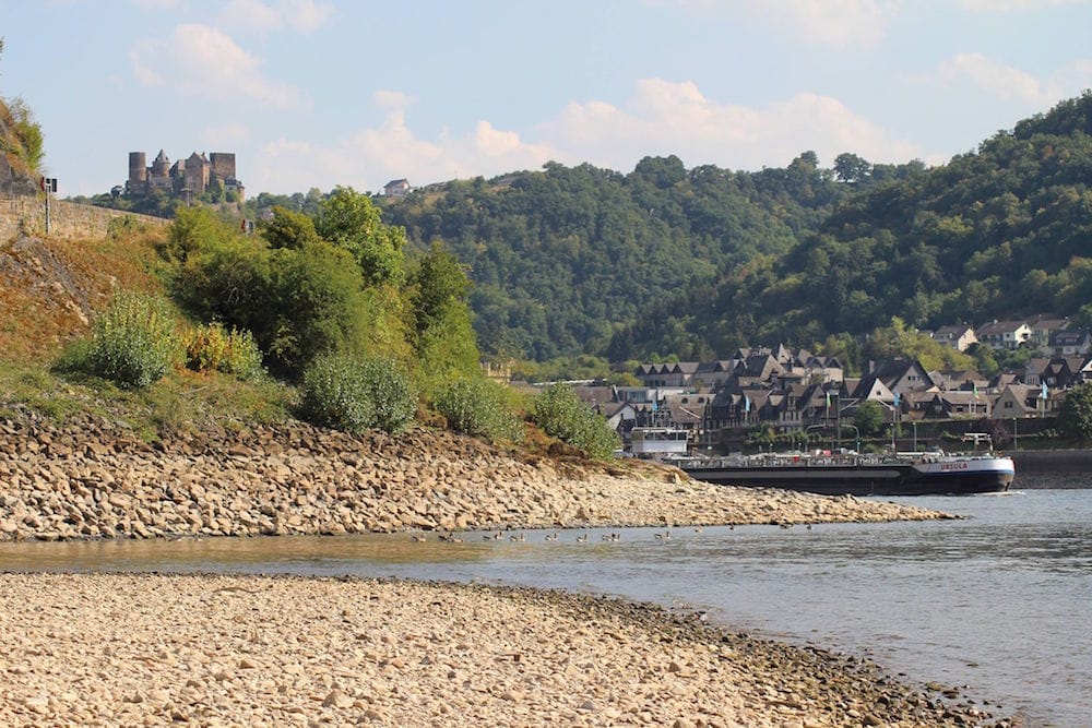 Niedrigwasser bei Oberwesel. Foto: Petra Dittmann.