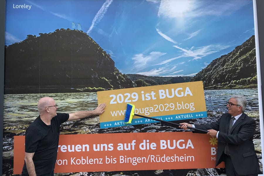 Roger Lewentz und Rainer Zeimentz (l.) schieben die Buga an. Foto: Innenministerium RLP