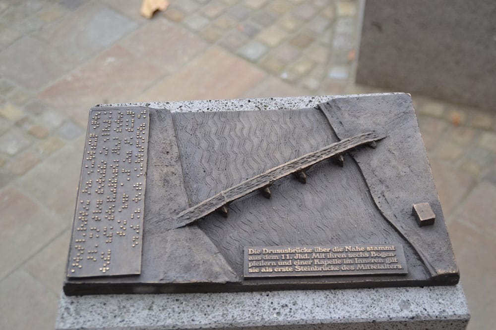 Die Drususbrücke zum Tasten und mit Erklärung in Braille-Schrift. Foto: Stadt Bingen.