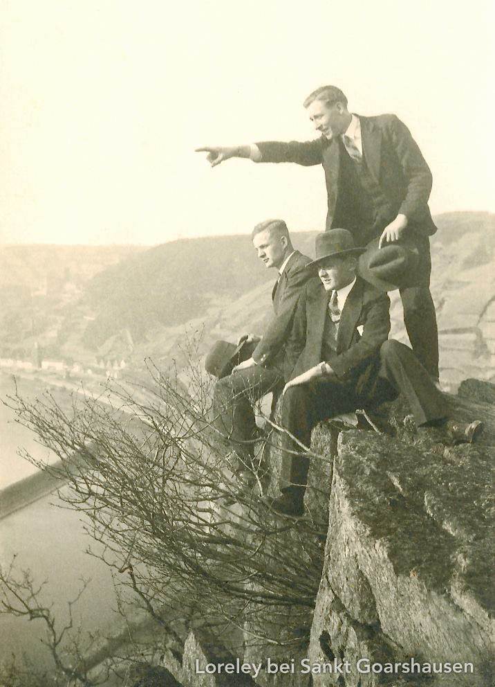 Die 3 von der Hangstelle: Der Großvater von Marcel D'Avis aus Oberwesel mit Freunden aiuf der Loreley, um 1934.