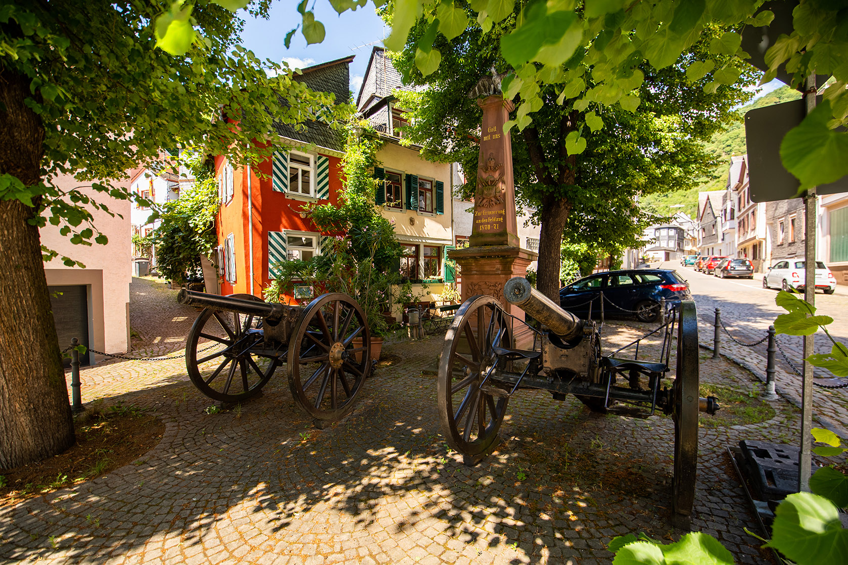 Kauber Marktplatz mit Melzer-Haus (2. v. l.). Dass die Kanonen in Richtung linke Rheinseite zeigen, kann nur Zufall sein.