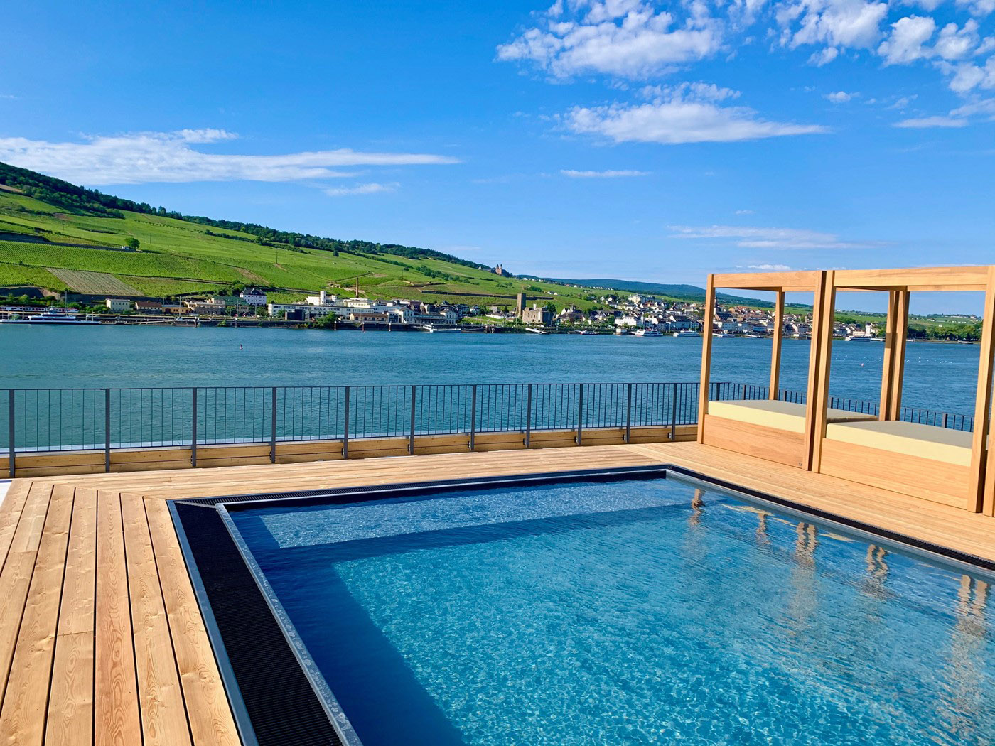 Hotel "Papa Rhein" in Bingen: Der Pool auf dem Dach.