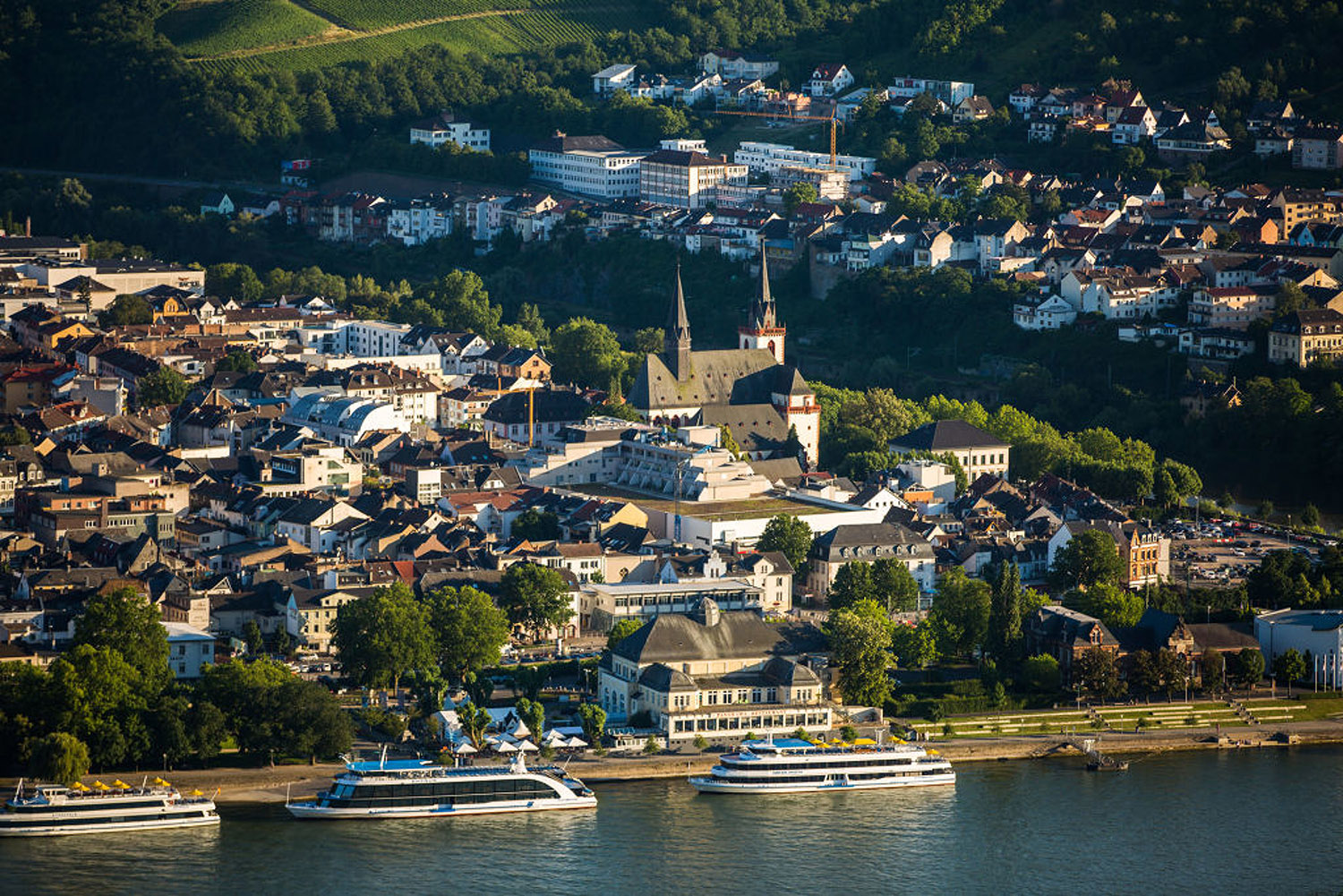Blick auf Bingen am Rhein und die Nahemündung.