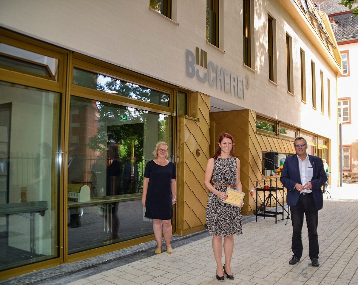 Petra Fleischmann, Leiterin des Lernzentrums, Julia Löffler, Leiterin der Bücherei und OB Thomas Feser (v. li.) bei der symbolischen Bücherei-Eröffnung im Juli 2020. © Stadt Bingen