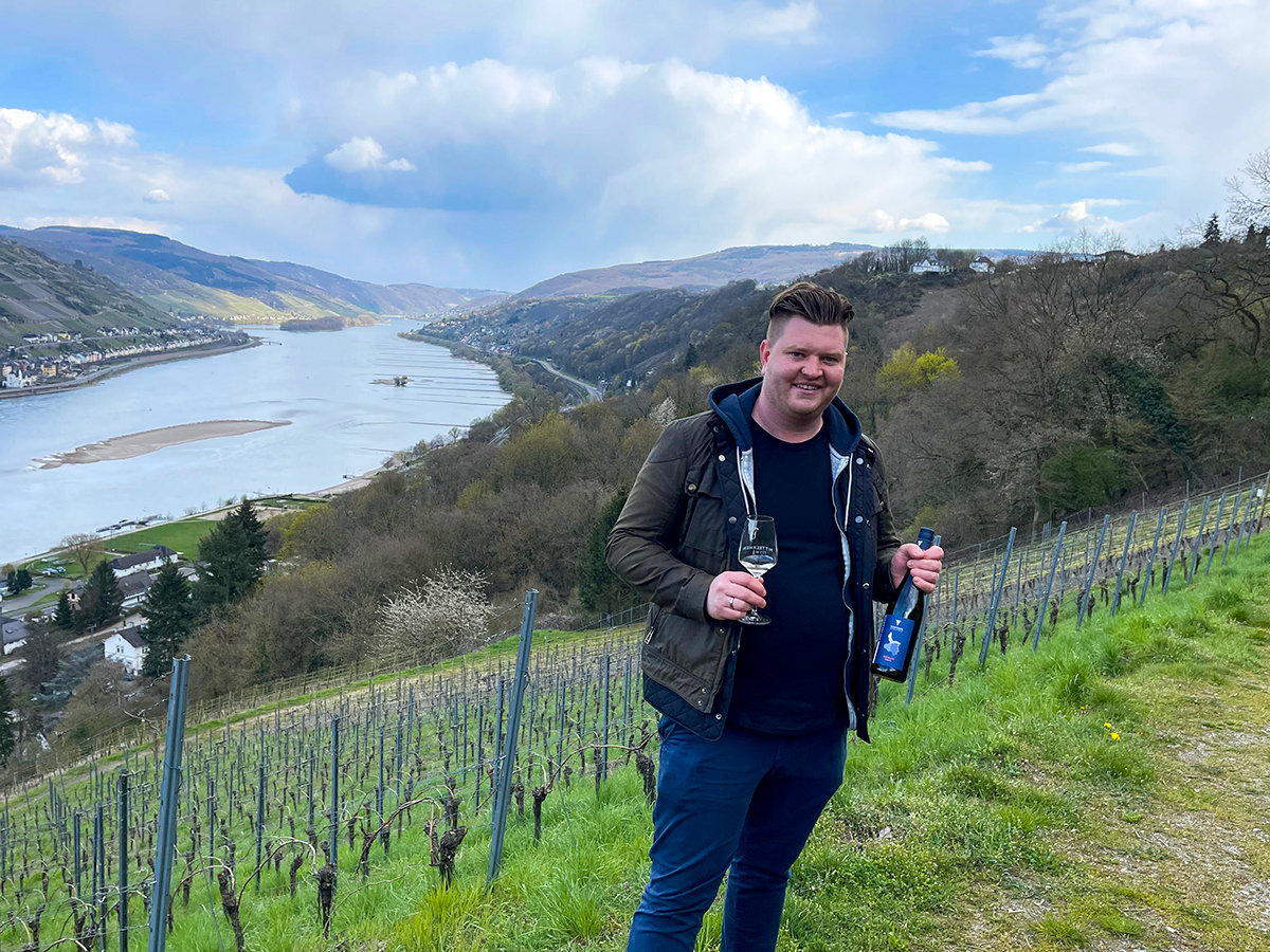 Ein Binger hoch über Bacharach: André Choquet ist seit 2019 Pächter der Binger Vinothek und weiß auch, wo es anderswo am Mittelrhein schön ist. 