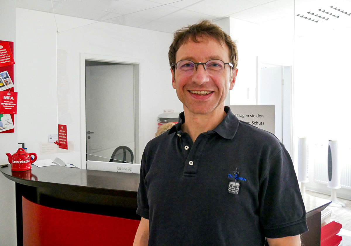 Dr. Georg Brunn in seiner Praxis in Bingerbrück.