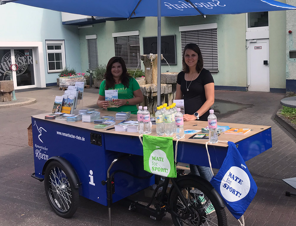 Kristina Neitzert mit der mobilen Tourist-Info in Rhens.