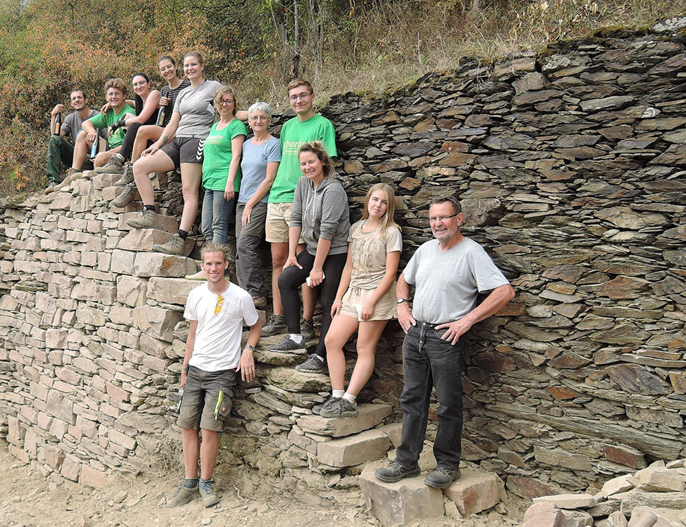 Europäische Gemeinschaft: Die freiwilligen Trockenmaurer kamen aus 6 Ländern. Foto: Zweckverband Welterbe.