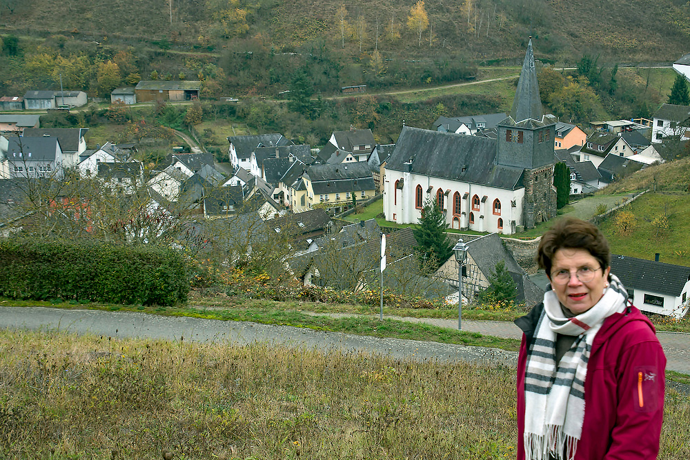 Bettina Wietzel-Skakowski vor Oberdiebach-Kulisse. Foto: Privat