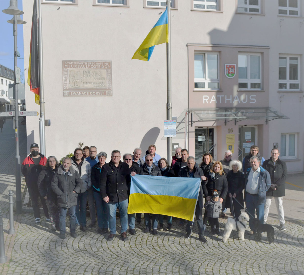 Rüdesheim ist blau-gelb: Kommunalpolitiker um Bürgermeister Klaus Zapp mit der ukrainischen Fahne.