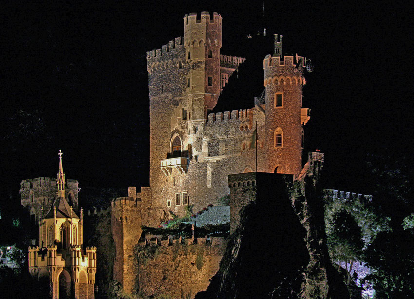 Burg Rheinstein bei Nacht.
