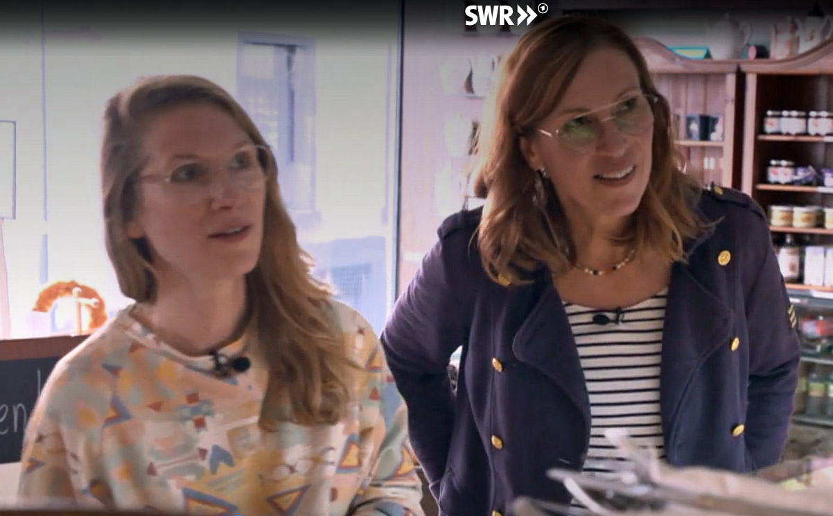 Mareike Knevels (l.) mit SWR-Moderatorin Ulrike Nehrbaß auf Mittelrhein-Tour.