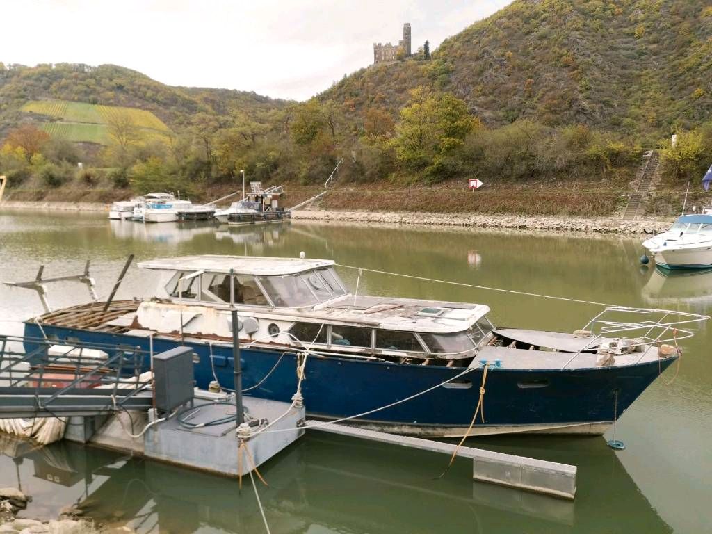 15 Meter Schrott: Das Schiff vor seinem Untergang im Hafen von St. Goar-Fellen. Foto: Ebay Kleinanzeigen