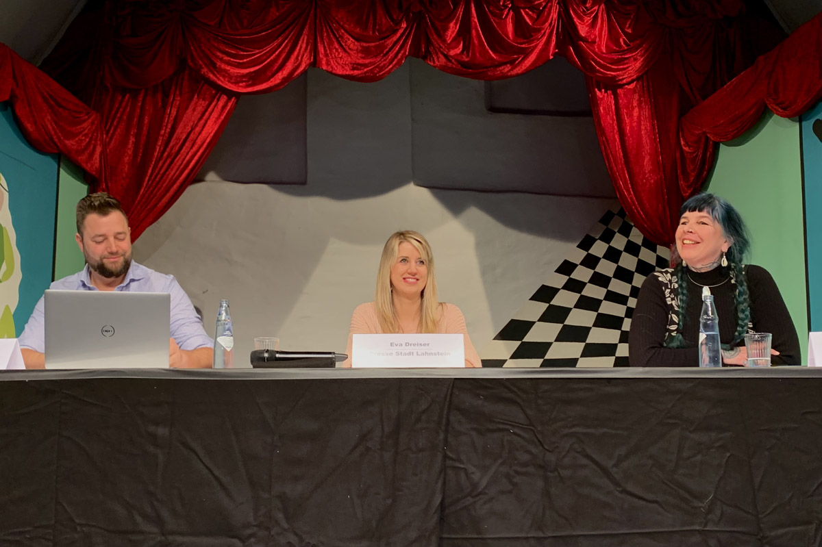 Lahnsteins OB Lennart Siefert und Pressesprecherin Eva Dreiser präsentierten die neue Theaterchefin Arina Horre (r.). Foto:Stadt Lahnstein