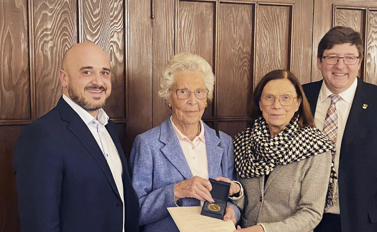 Benedikt Seemann mit Bacharachs Altbürgermeisterin Brigitte Wasum. Foto: CDU Rhein-Nahe