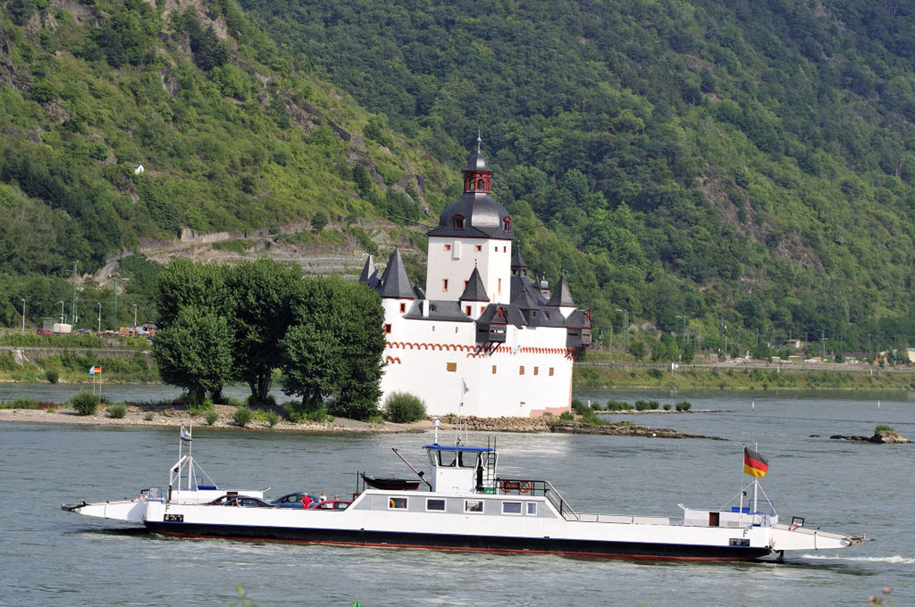 Die Kauber Fähre vor Burg Pfalzgrafenstein. Foto: Dietmar Guth / Romantischer Rhein Tourismus