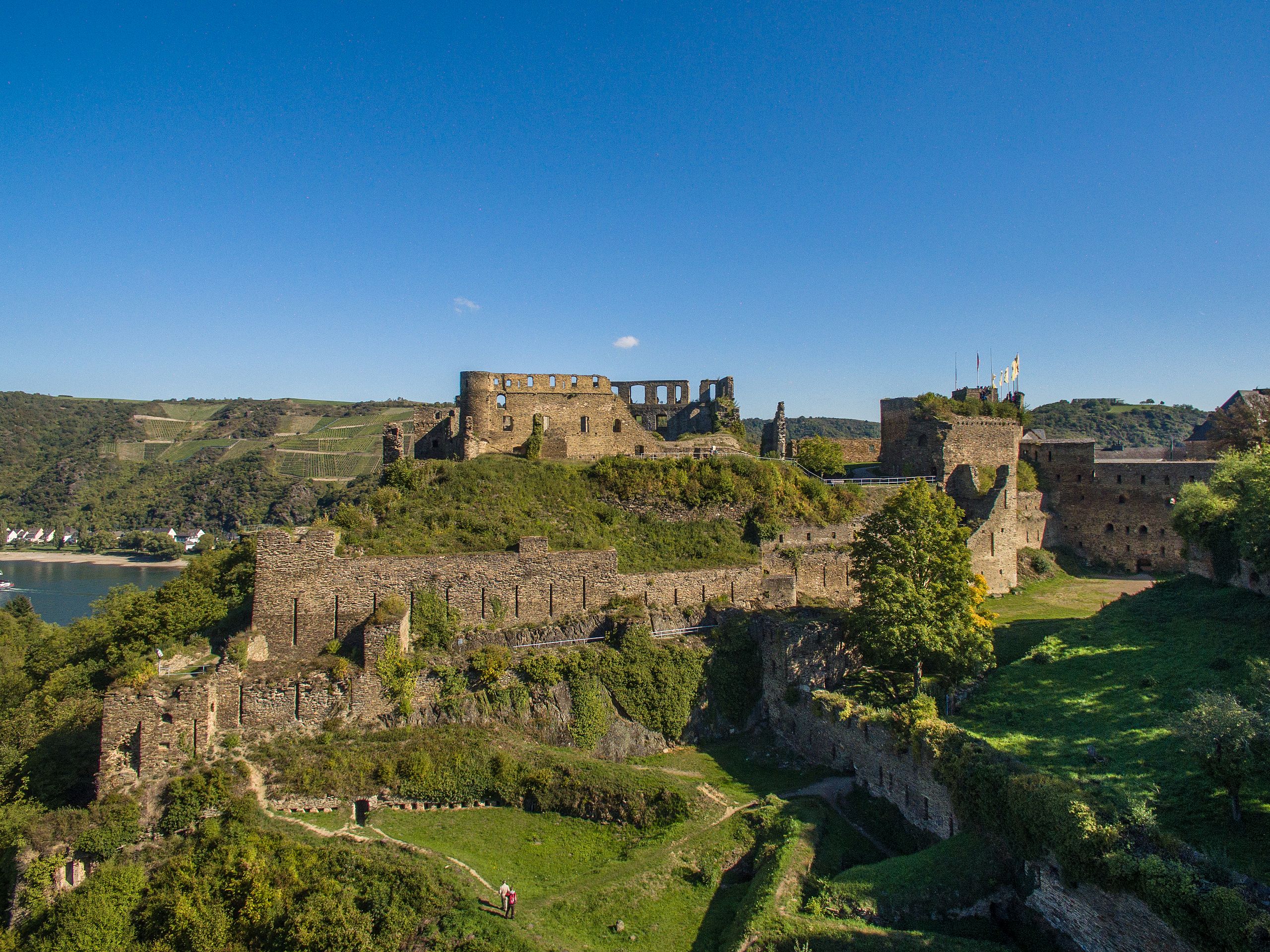 Burg Rheinfelds 2015. Foto: Creative Commons. https://commons.wikimedia.org/wiki/File:Burg_Rheinfels_Bild_1.jpg