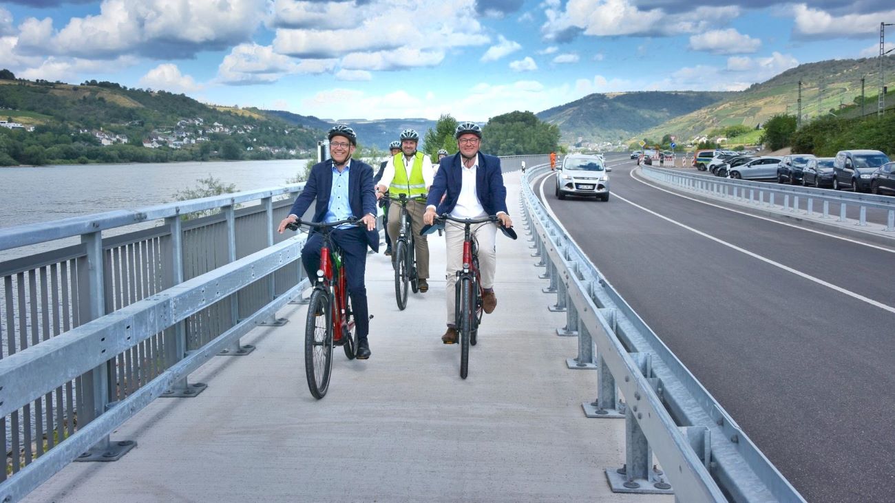 Tarek Al-Wazir bei der Eröffnung des Radwegs zwischen Lorch und Rüdesheim. Foto: Hessen Mobil
