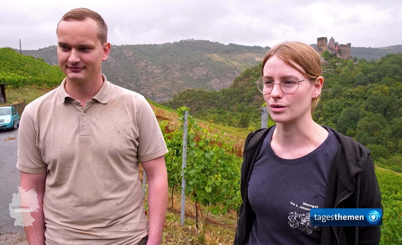 Oberwesler Jungwinzer Wilhelm Persch und Anne Hoffmann in den "Tagesthemen". Screenshot: ARD
