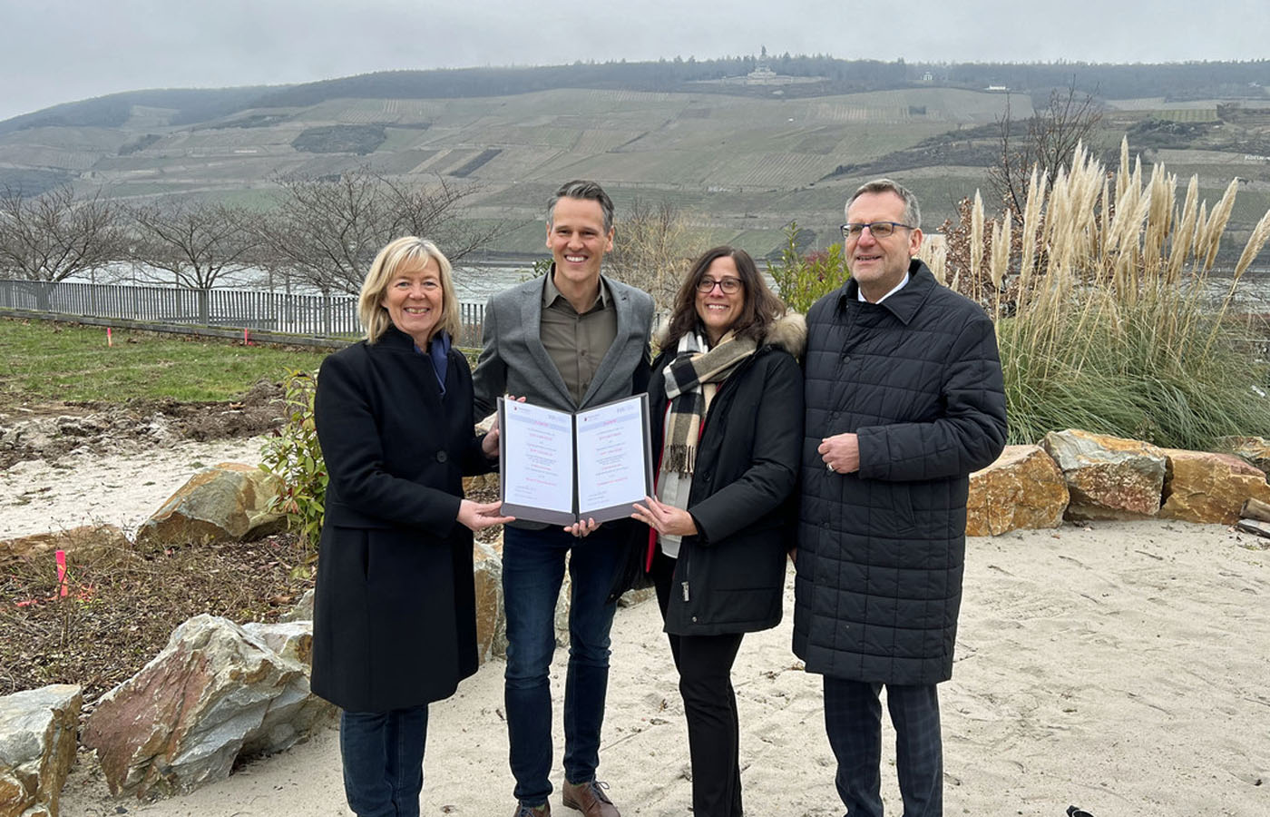 Das Pressefoto des Finanzministeriums zeigt Ministerin Doris Ahnen (l.) und Investor Jan Bolland (2. v. l.) bei der Übergab des Förderbescheids.