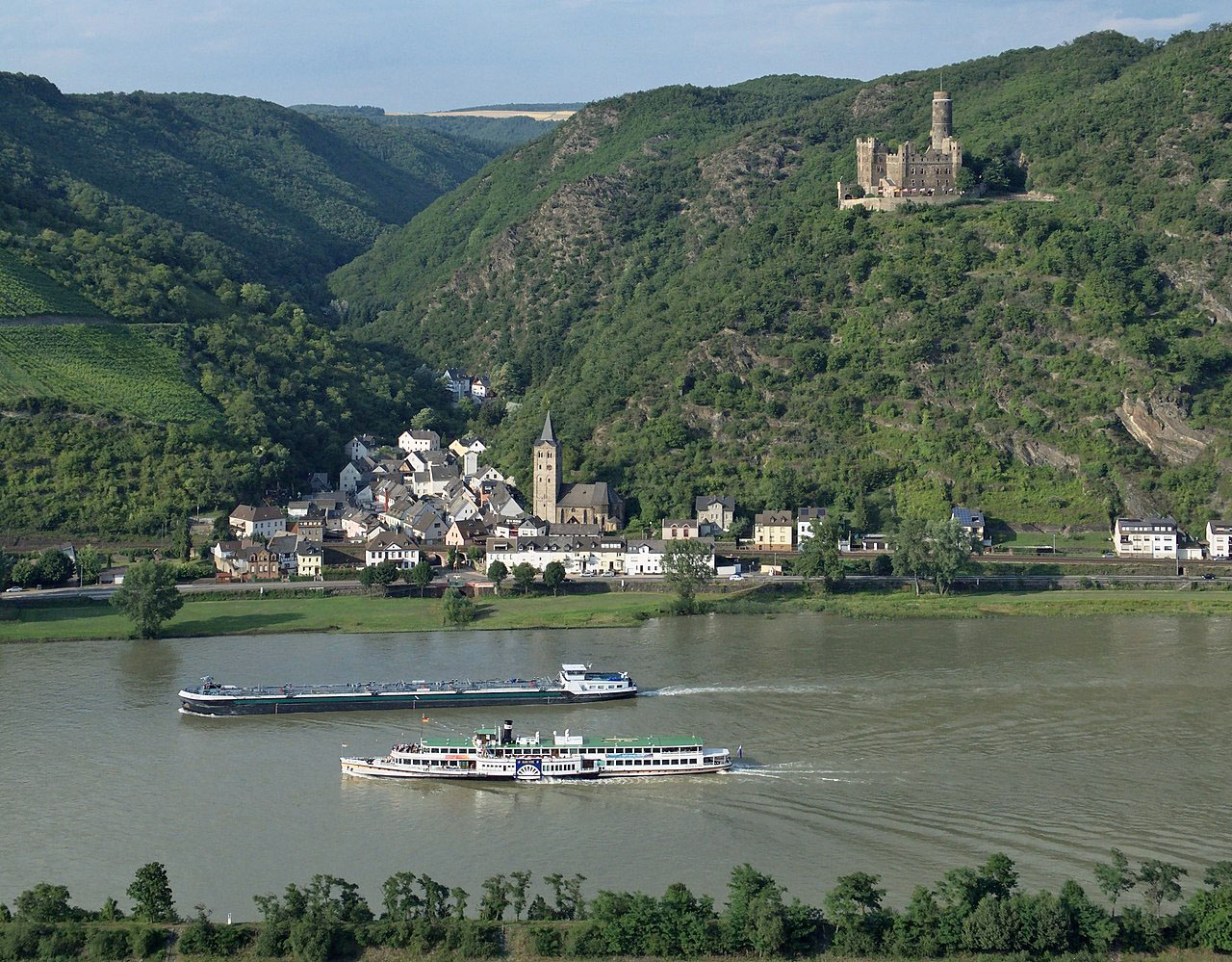 Wellmich mit Burg Maus. Foto: Creative Commons / Johannes Robalatoff. https://commons.wikimedia.org/wiki/File:Wellmich-JR-G6-4797-2010-08-10.jpg