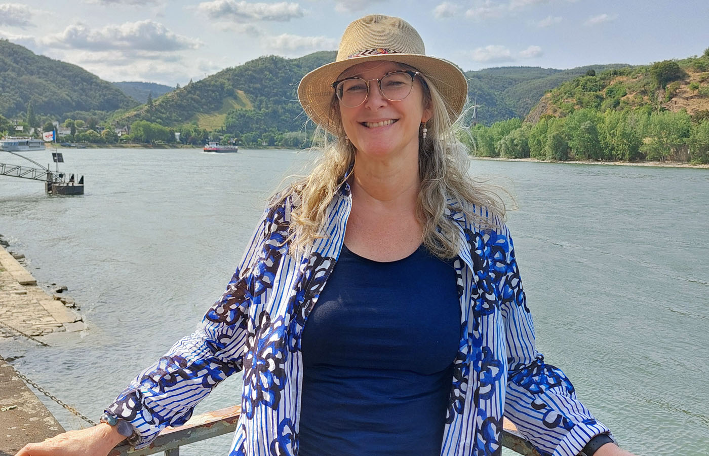 "Loreley"-Autorin Susanne Popp am Mittelrhein. © Verena Wälscher