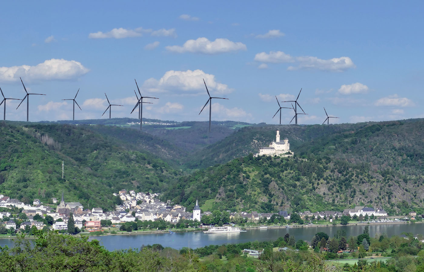 Windräder hinter der Marksaburg. Fotomontage: Bündnis Kulturlandschaft Romantischer Rhein