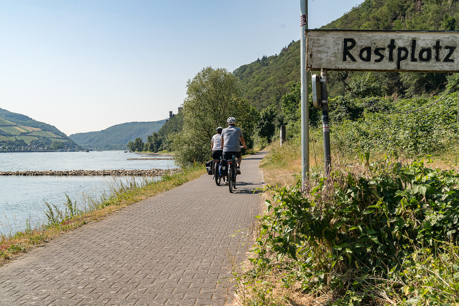 Radfahrer bei Trechtingshausen am Rhein. Foto: Maximilian Semsch/Romantischer Rhein Tourismus GmbH (CC BY SA 4.0, https://creativecommons.org/licenses/by-sa/4.0)