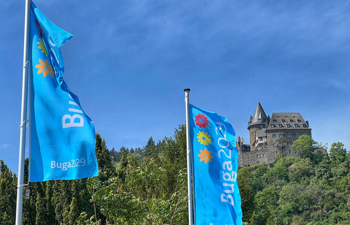 Mittelrhein-Buga 2029: Fahnen mit altem Logo. Foto: Buga 2029 gGmbH
