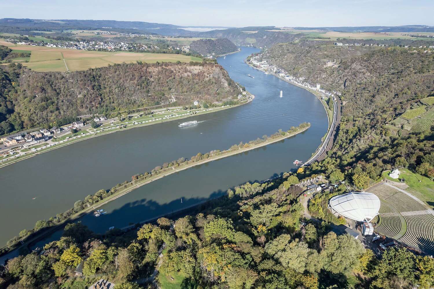 Blick über die Loreley nach St. Goar und seine Höhenorte Biebernheim und Werlau.