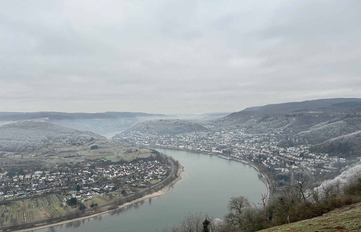Winter am Mittelrhein: Blick auf Boppard und Filsen. Foto: Frank Zimmer