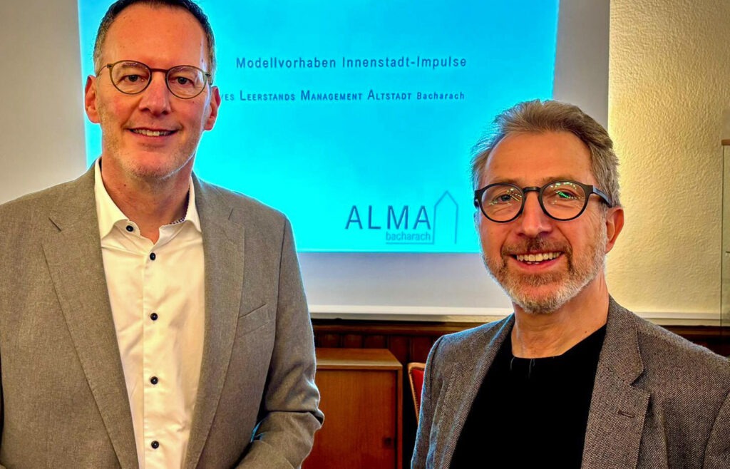 Geld für Bacharacher Ideen: Stadtbürgermeister Dieter Kemmer (r.) mit Innenminister Michael Ebling. 