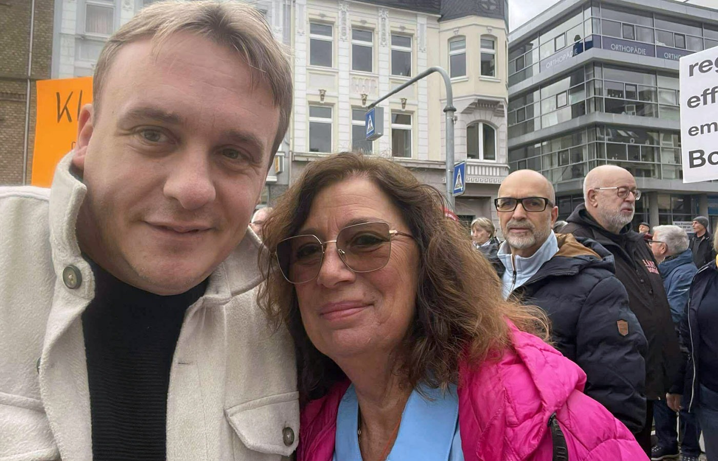 Niko Neuser und Bärbel Friedrich demonstrieren für den Erhalt des Bopparder Krankenhauses. Foto: Privat