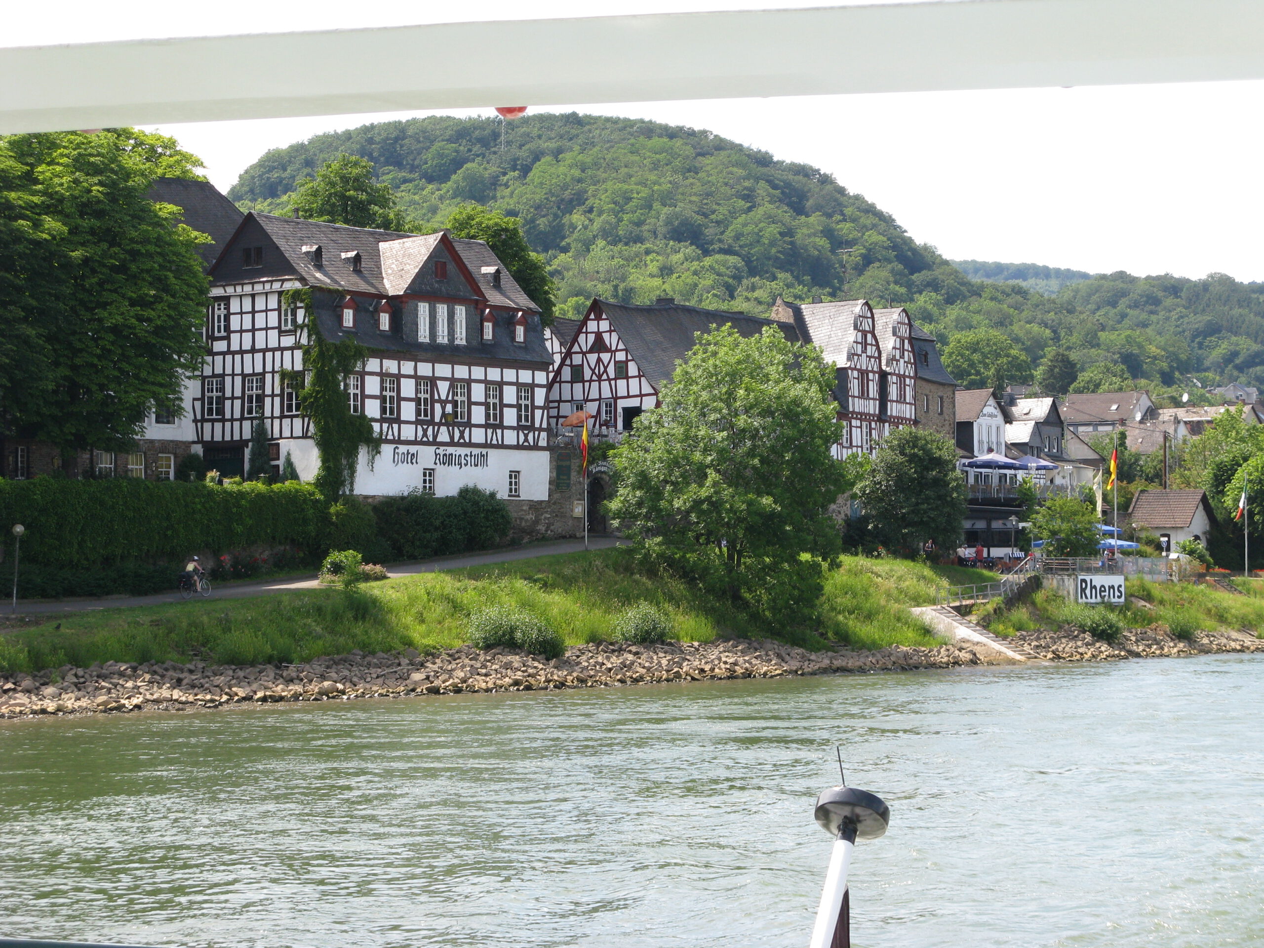 Blick auf Rhens Foto: Wikipedia / Wamito / Public Domain https://commons.wikimedia.org/wiki/File:Rhens_Rheinfront_vom_Schiff_03.jpg