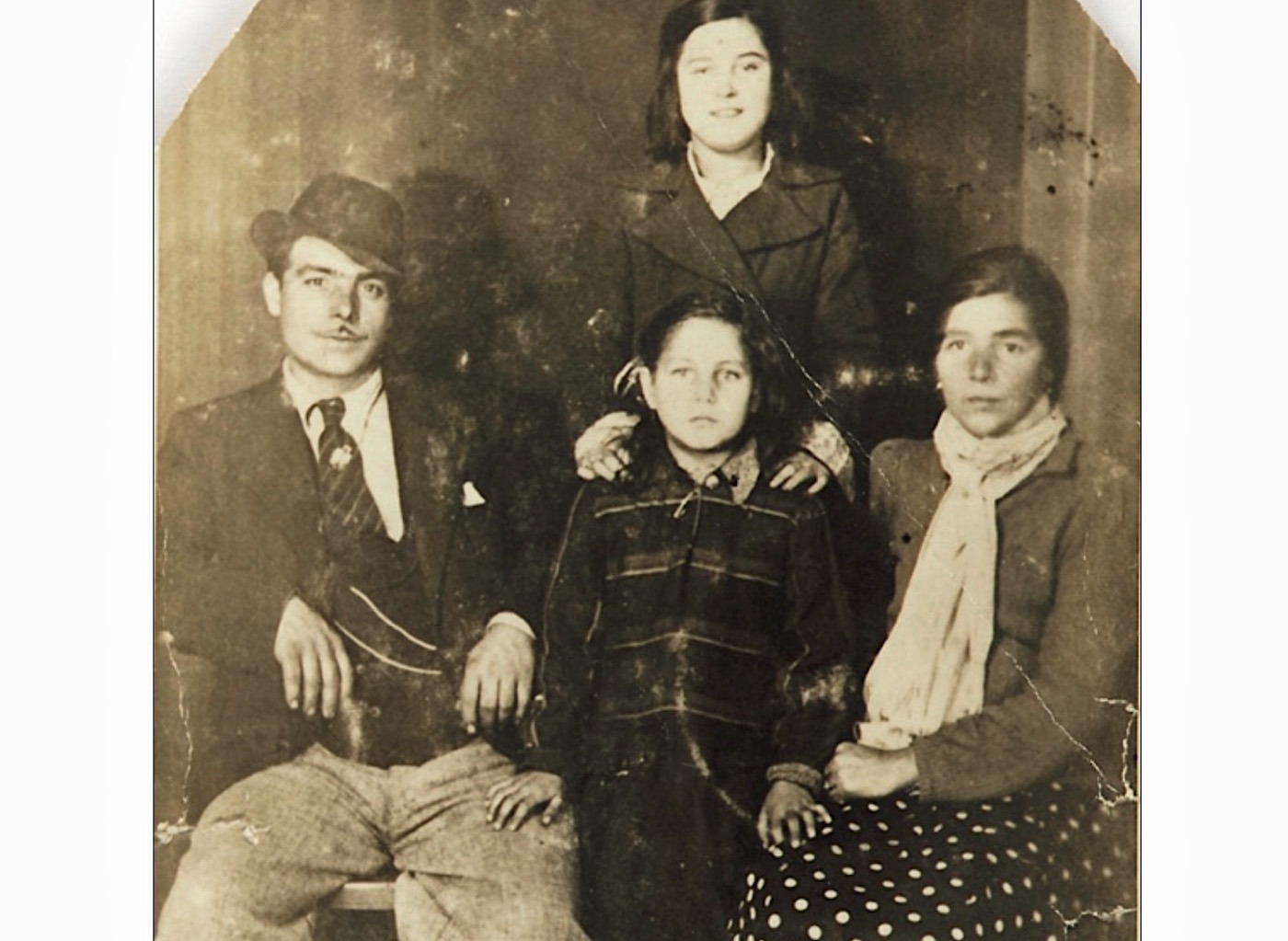 Familie Winterstein: Karl und Maria, geb. Winter, mit ihren Töchtern Helene (Bandela) und davor Amalie (Wesela) in den 1930er Jahren. Foto: Mahn- und Gedenkstätte Düsseldorf, GED-32-001- 200.131.