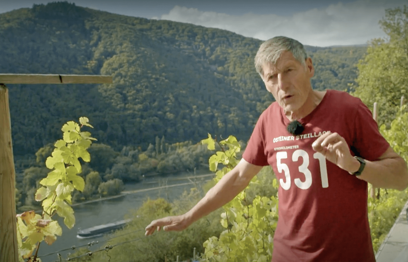 Wolfang Blum hoch über dem Mittelrheintal. Screenshot: Hessischer Rundfunk