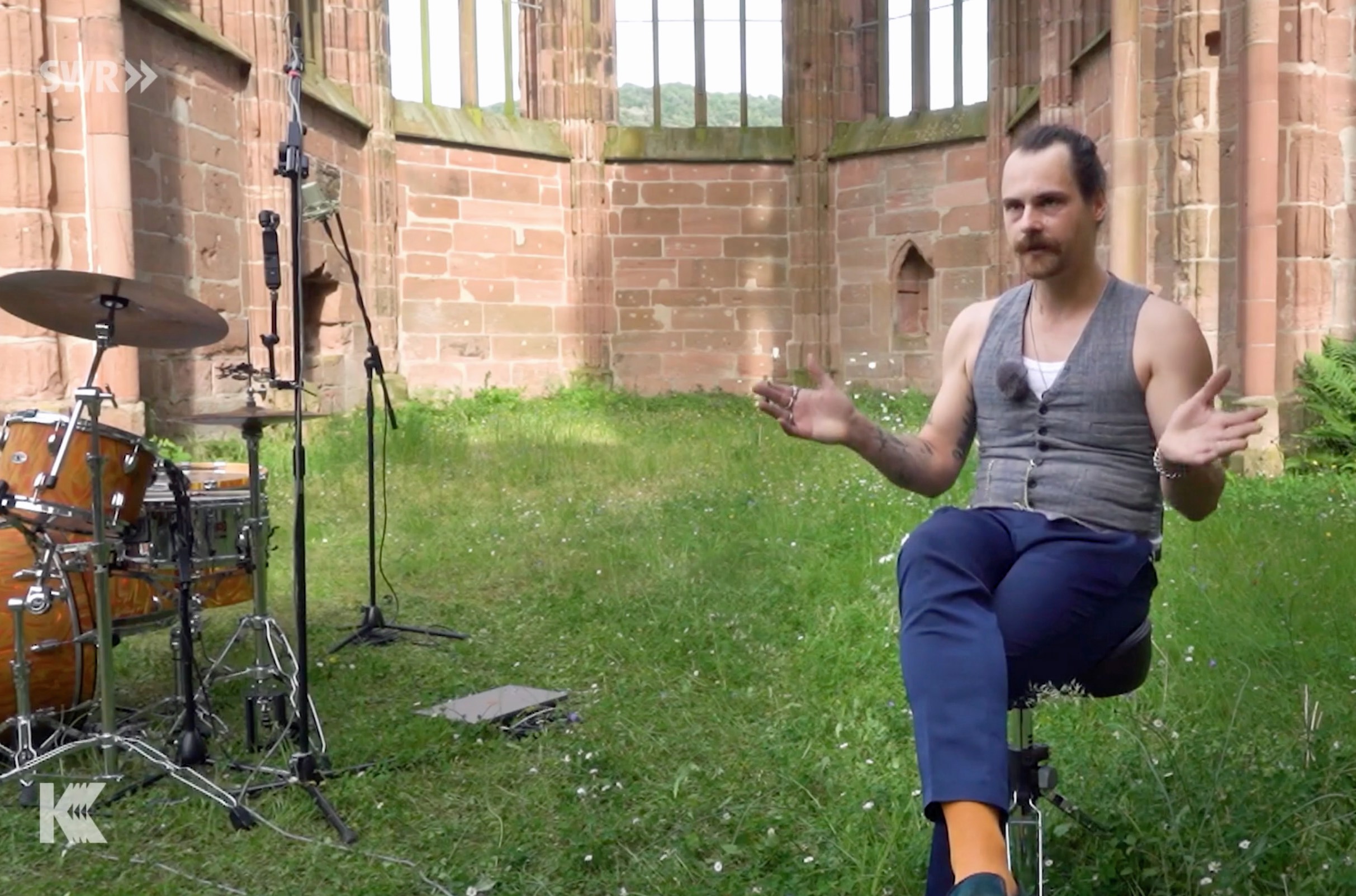 Andreas Eichenauer in den Ruinen der Bacharacher Wernerkapelle. Screenshot: SWR