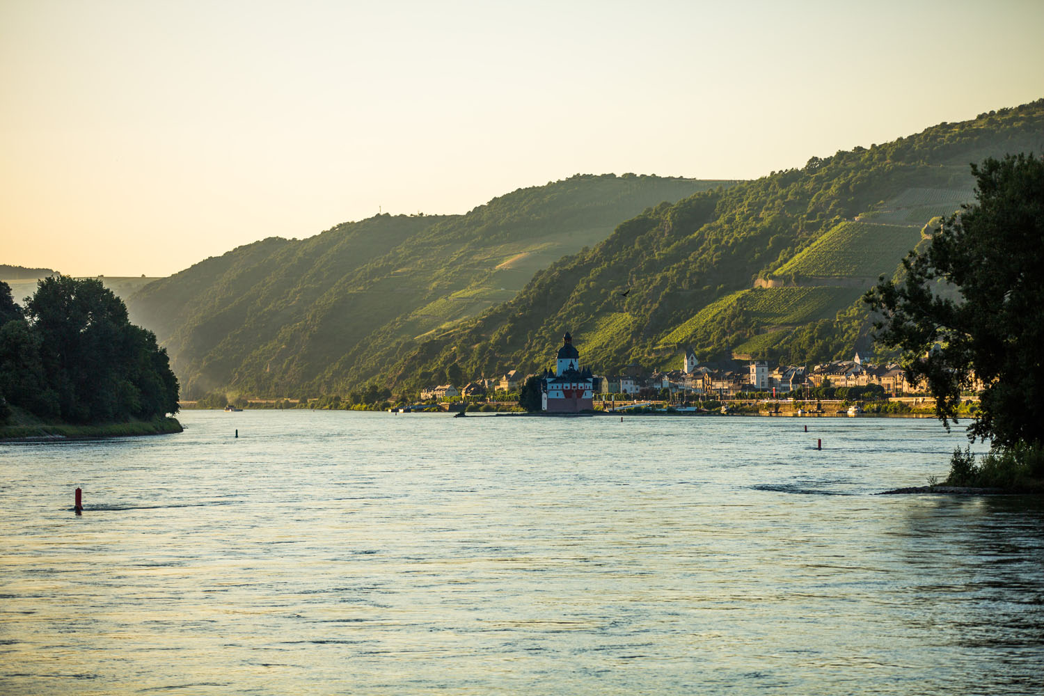 Blick auf Kaub und die "Pfalz" im Rhein. Foto: Henry Tornow / Romantischer Rhein