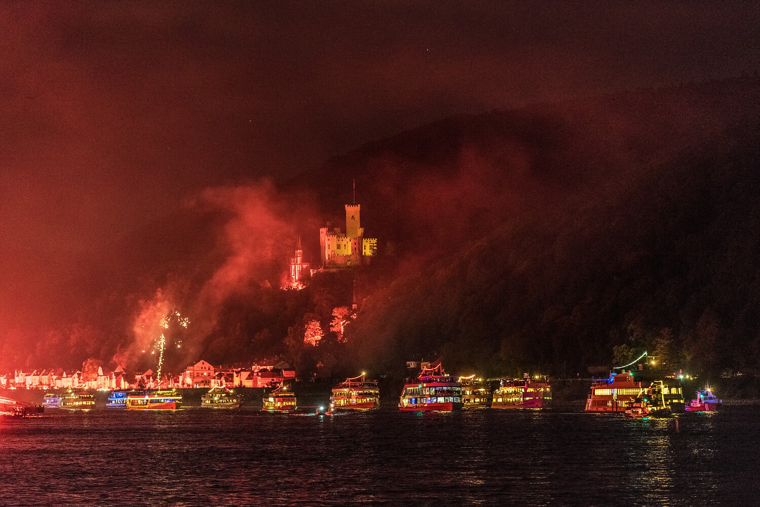 Rhein in Flammen an Schloss Stolzenfels. Foto: Dominik Ketz/Romantischer Rhein Tourismus GmbH (CC BY SA 4.0, https://creativecommons.org/licenses/by-sa/4.0)