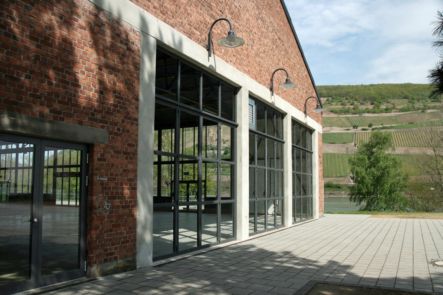 Alte Waggenausbesserungshalle am Bingerbrücker Rheinufer. Foto: Creative Commons / Wikipedia